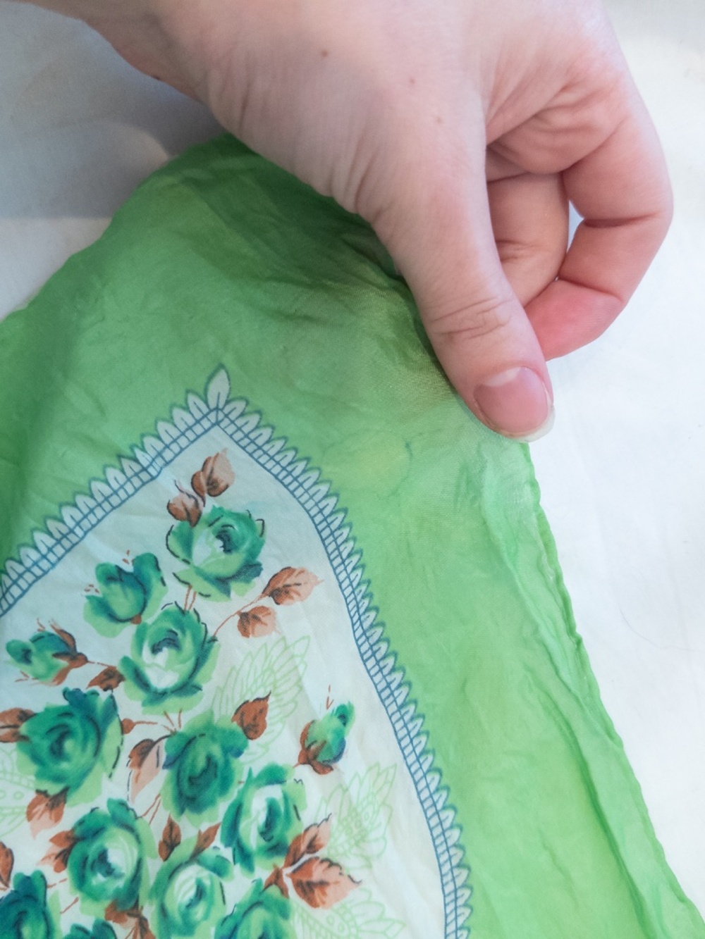 Vintage flower print silk scarf green flower print square scarf - Picture 5 of 6